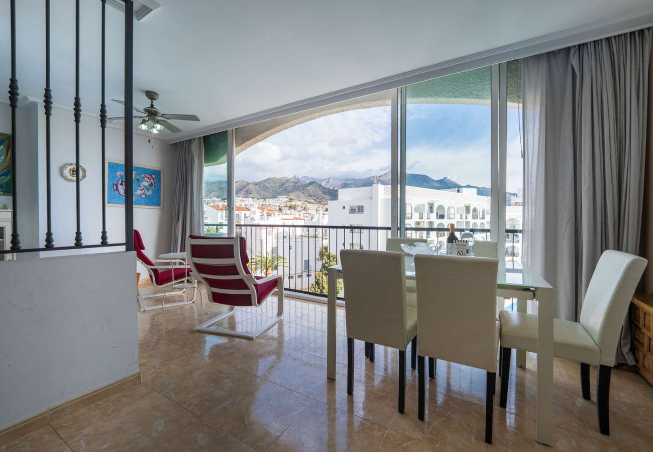Uitzicht op de bergen van Nerja vanaf het glazen uitkijkpunt van accommodatie Carabeo 50