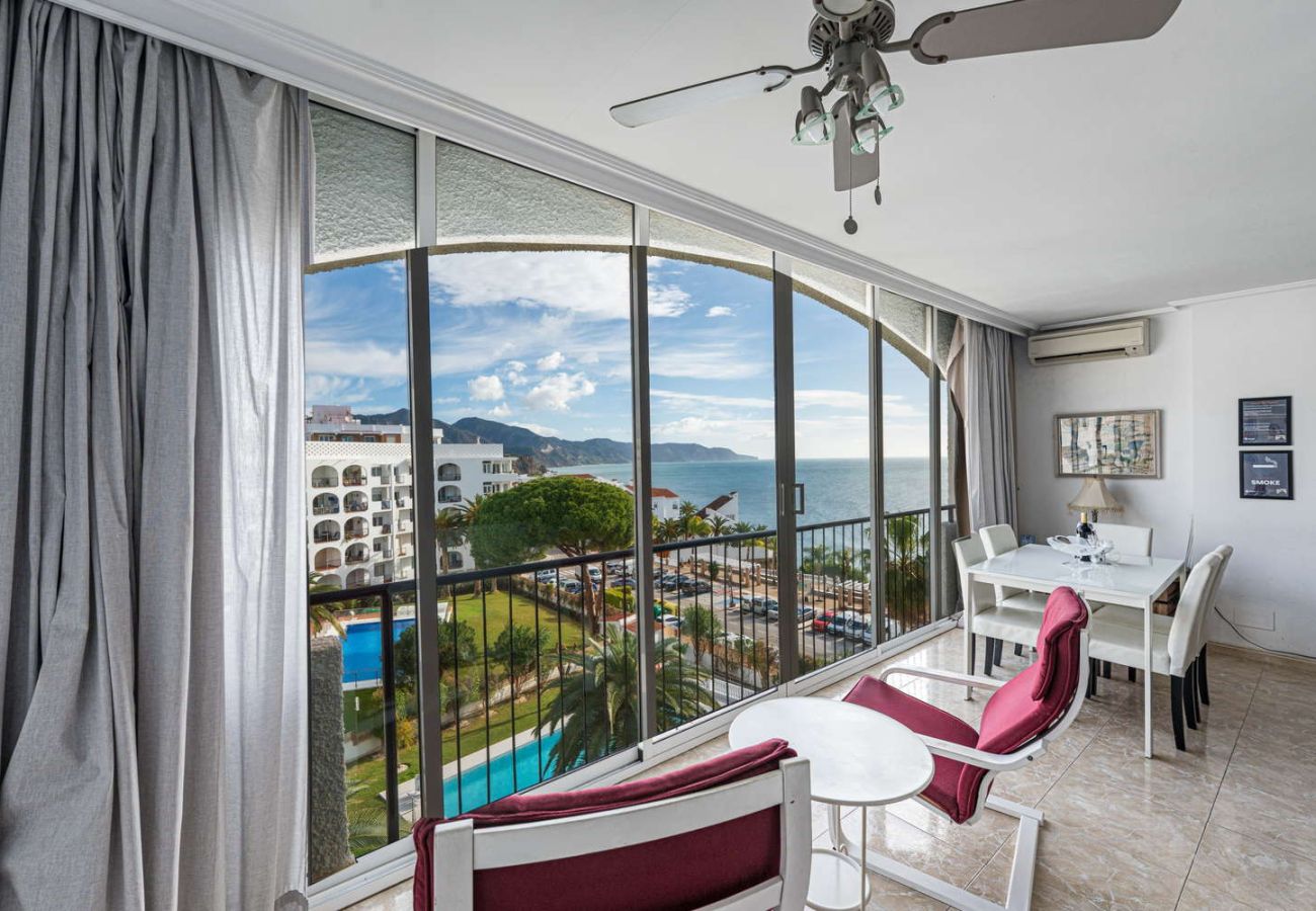 Woonkamer met panoramisch raam, uitzicht op zee en eethoek in appartement Carabeo 50, Nerja