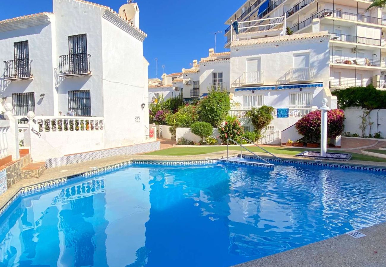 Gemeenschappelijk zwembad in Bajamar Nerja omgeven door witte huizen