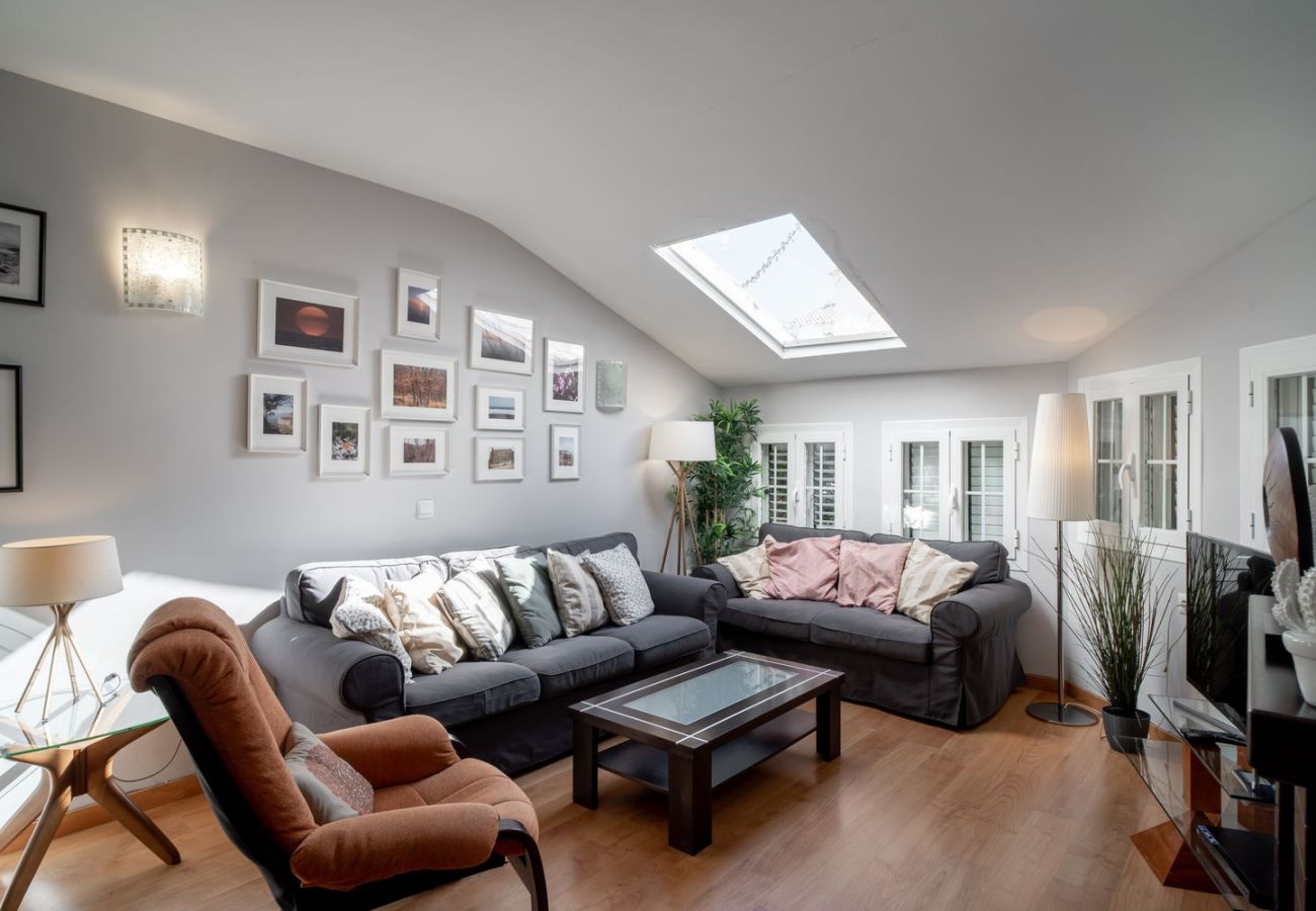 Ruime woonkamer met airconditioning en banken in vakantiehuis Nerja