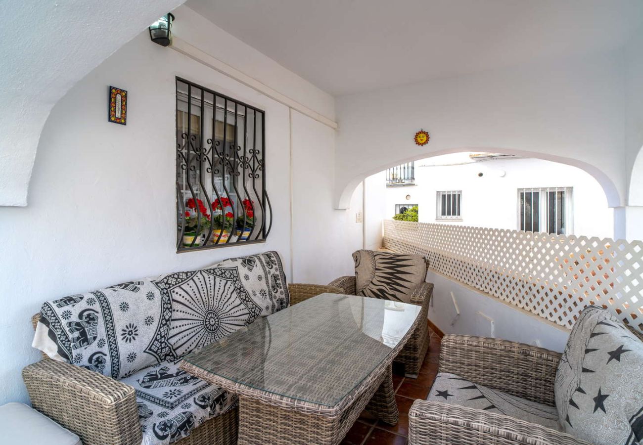 Privé patio bij de ingang met zithoek in Zona Parador Nerja