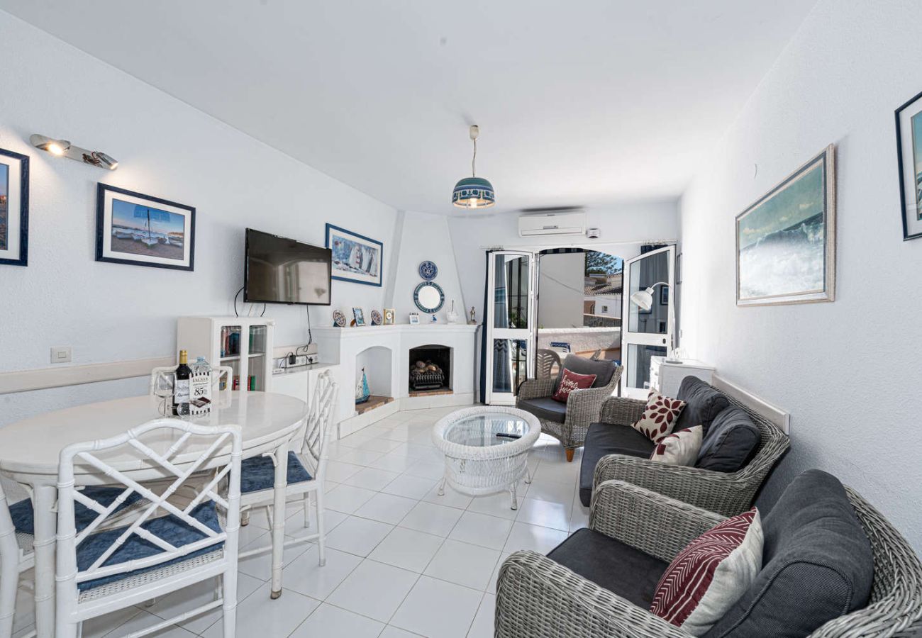 Woon- en eetkamer met airconditioning en directe toegang tot het privéterras.