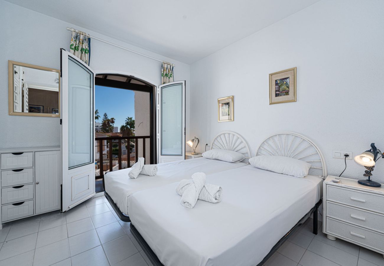 Slaapkamer met twee eenpersoonsbedden in vakantiehuis in Nerja.