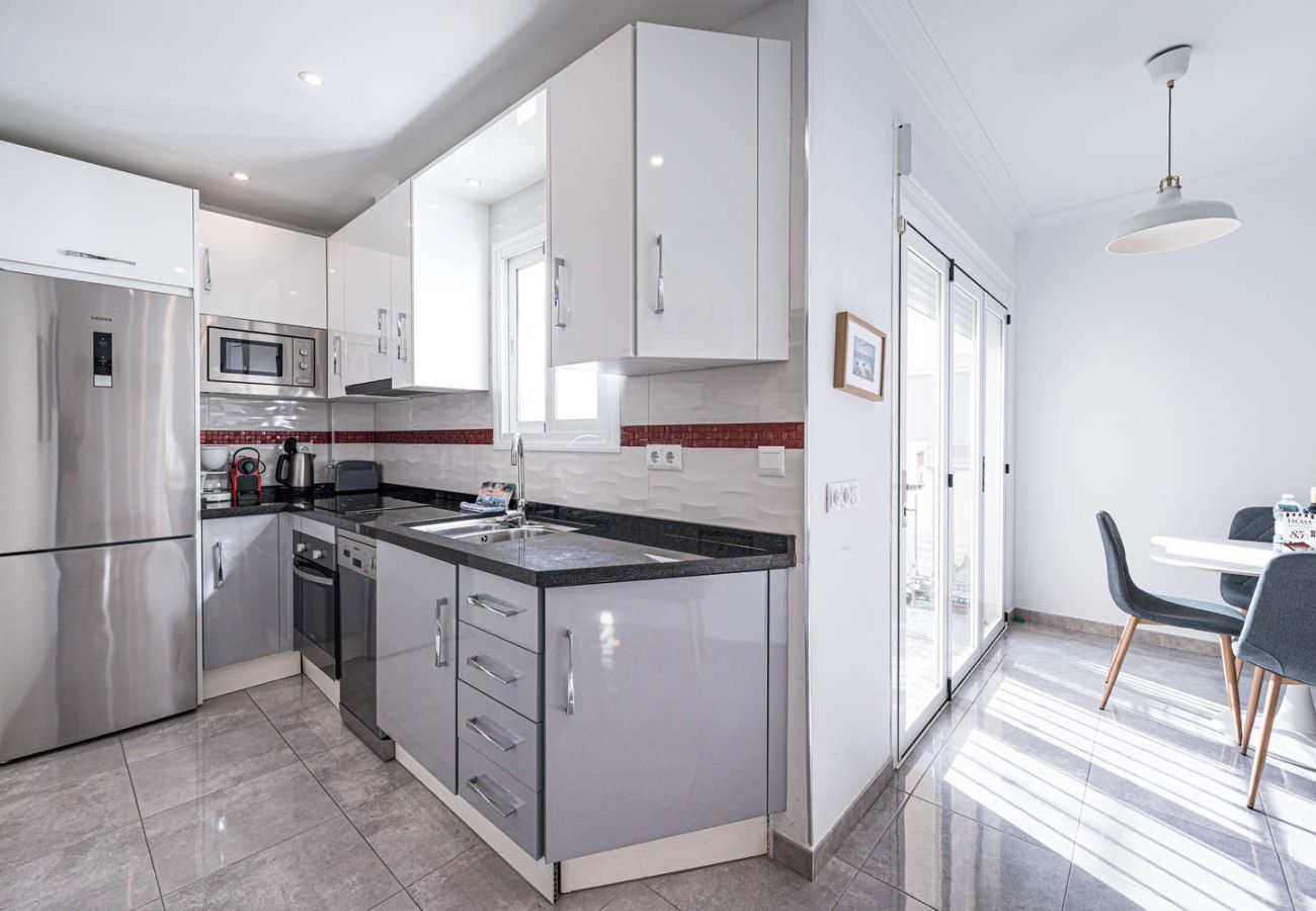 Volledig uitgeruste moderne keuken in vakantieappartement in Nerja.