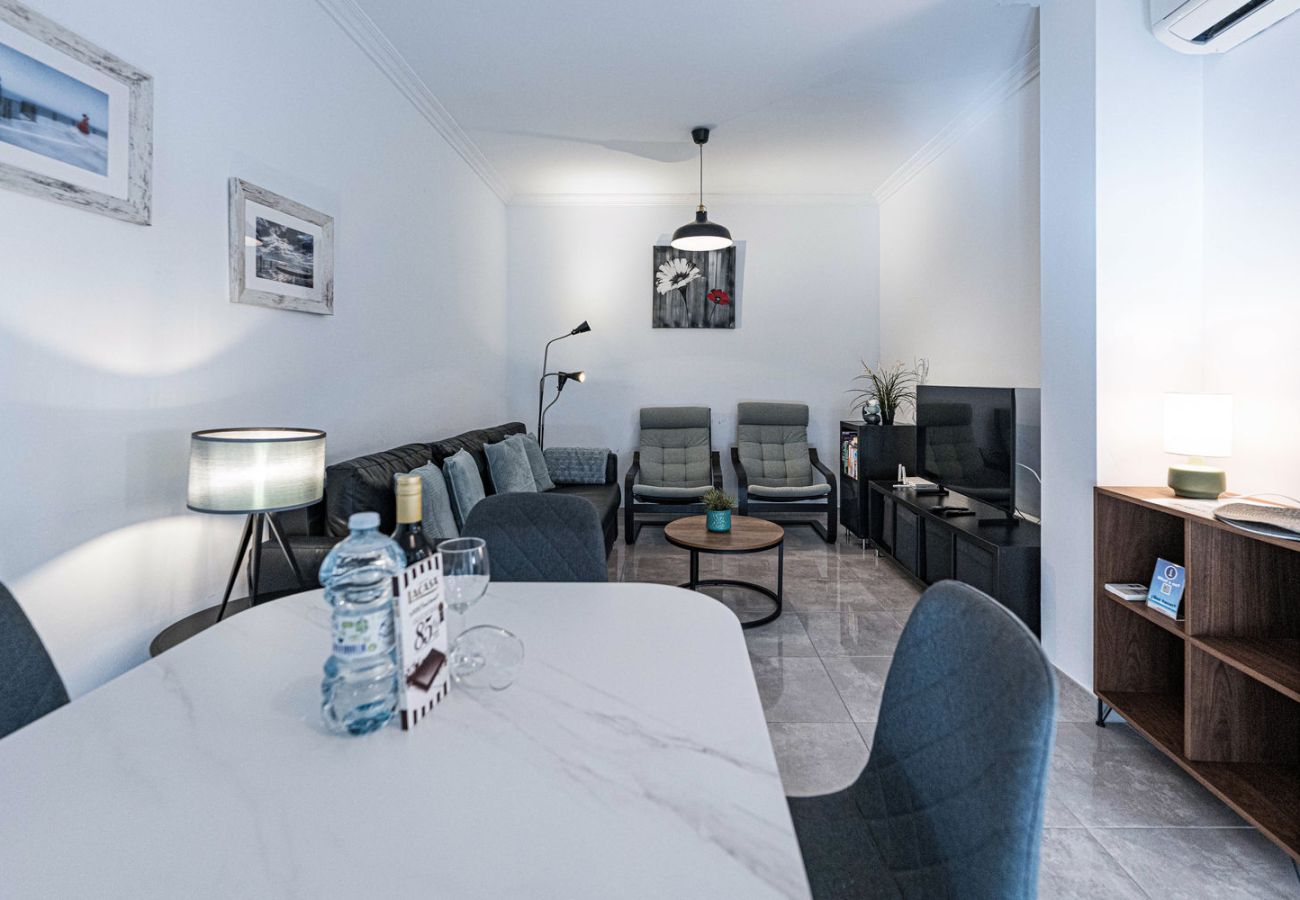 Moderne gerenoveerde woonkamer in appartement Nerja nabij Torrecilla-strand.