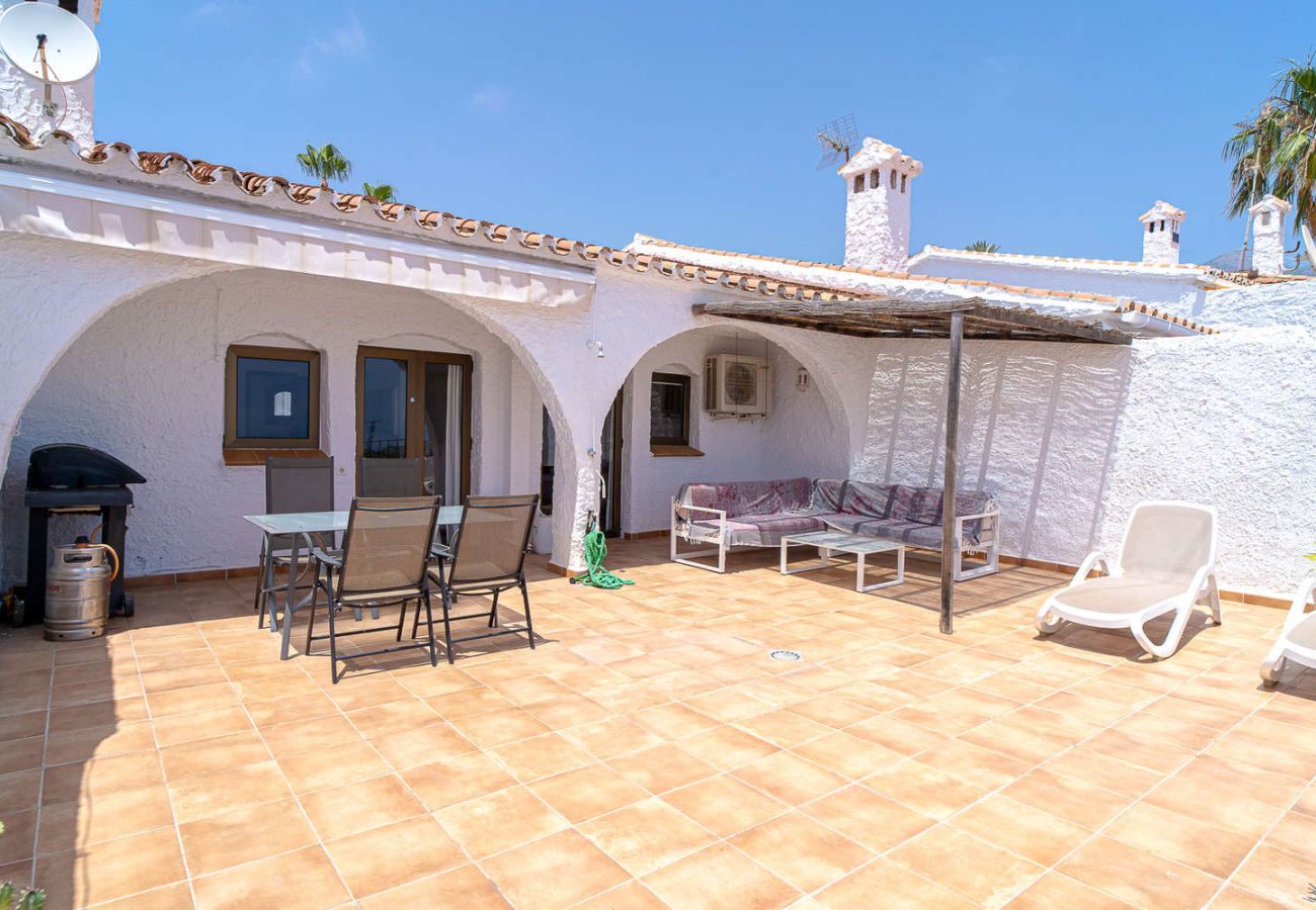 Ruim terras van 30m² met eettafel en ligbedden in Capistrano Village.