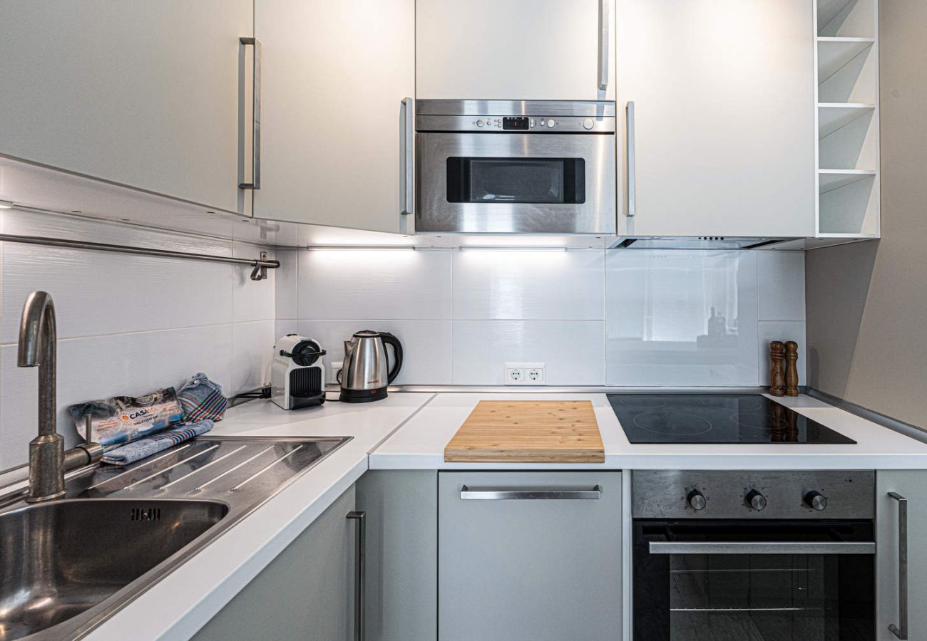 Volledig uitgeruste open keuken in appartement Acapulco Playa 302.