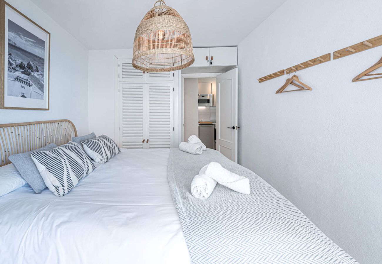 Slaapkamer met tweepersoonsbed van 180x200 in Acapulco Playa 302.