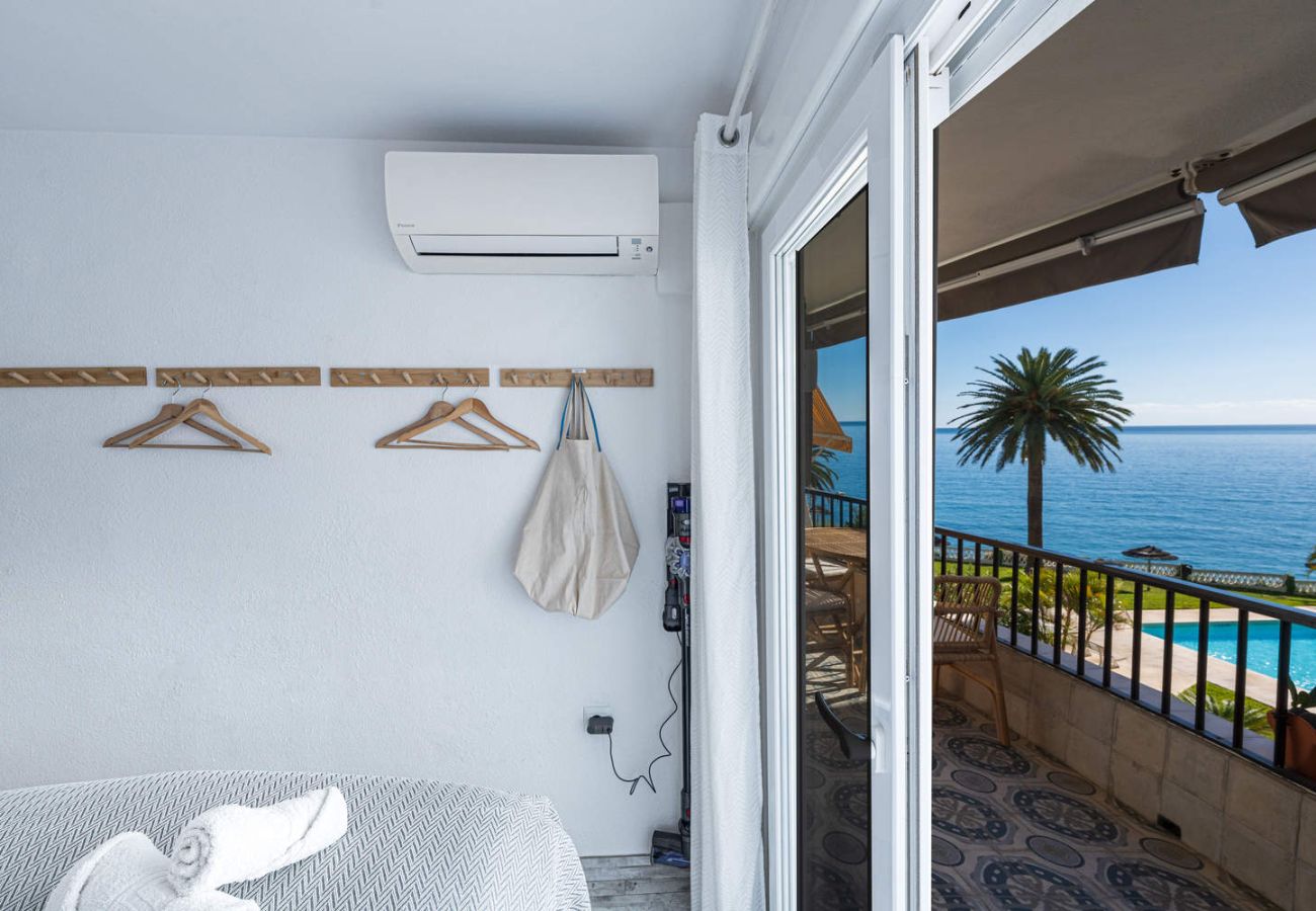 Uitzicht op zee vanuit de slaapkamer van appartement Acapulco Playa 302