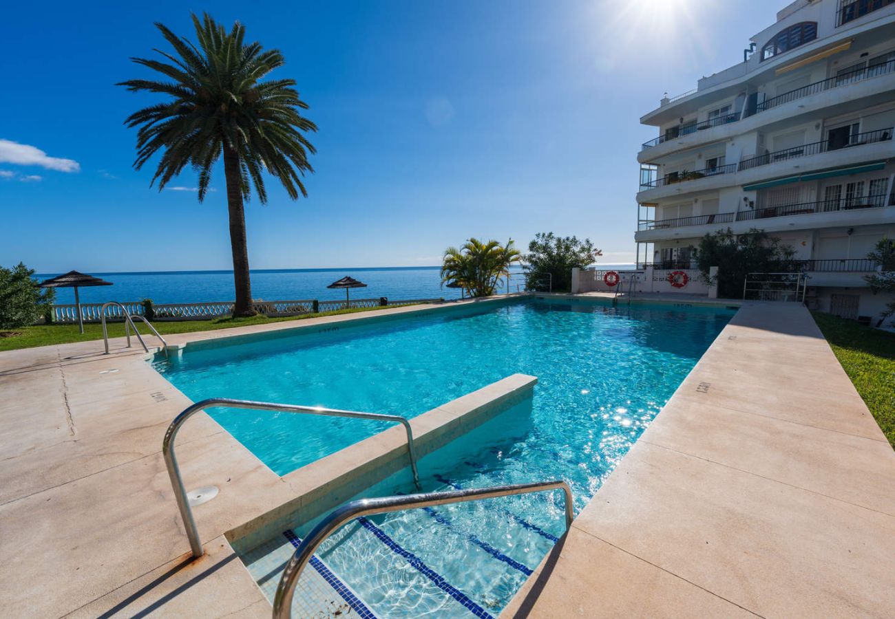 Gemeenschappelijk zwembad van Acapulco 302 op een zonnige dag