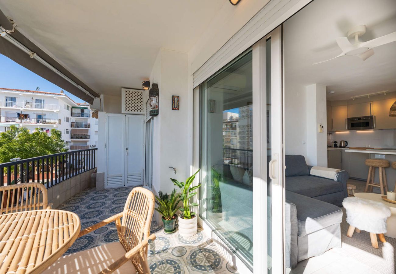 Uitzicht vanaf het terras naar het interieur van het onlangs gerenoveerde appartement Acapulco Playa 302.