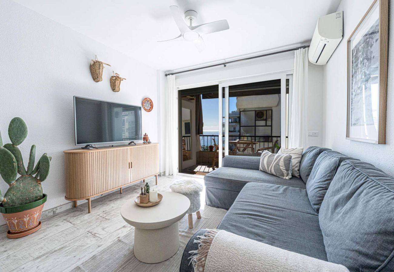 Uitzicht op de recreatieruimte met televisie en terras in de appartementen Acapulco 302.