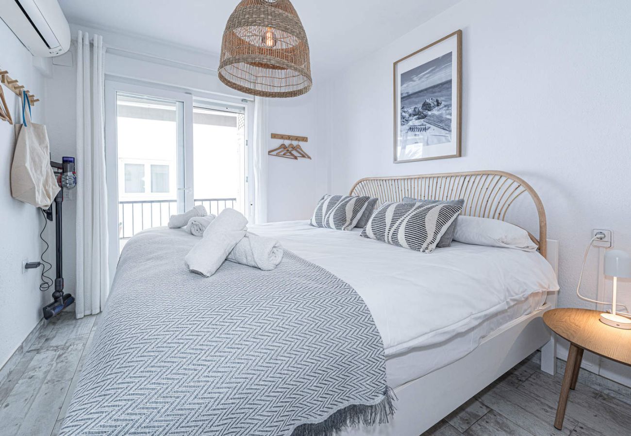 Lichte slaapkamer met tweepersoonsbed met groot, comfortabel matras