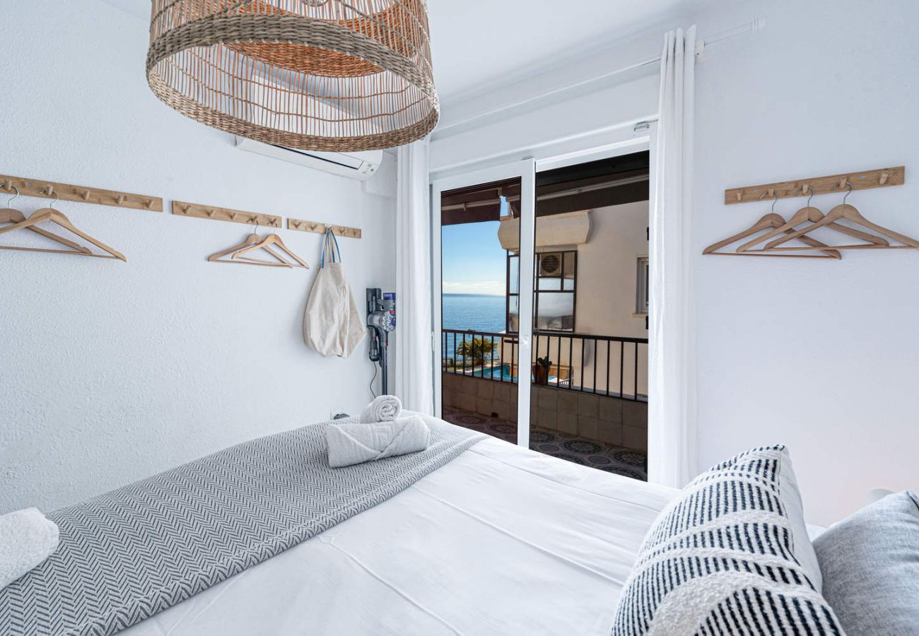 Tweepersoonskamer met voorzieningen, de Dyson-stofzuiger voor gebruik door gasten is zichtbaar.