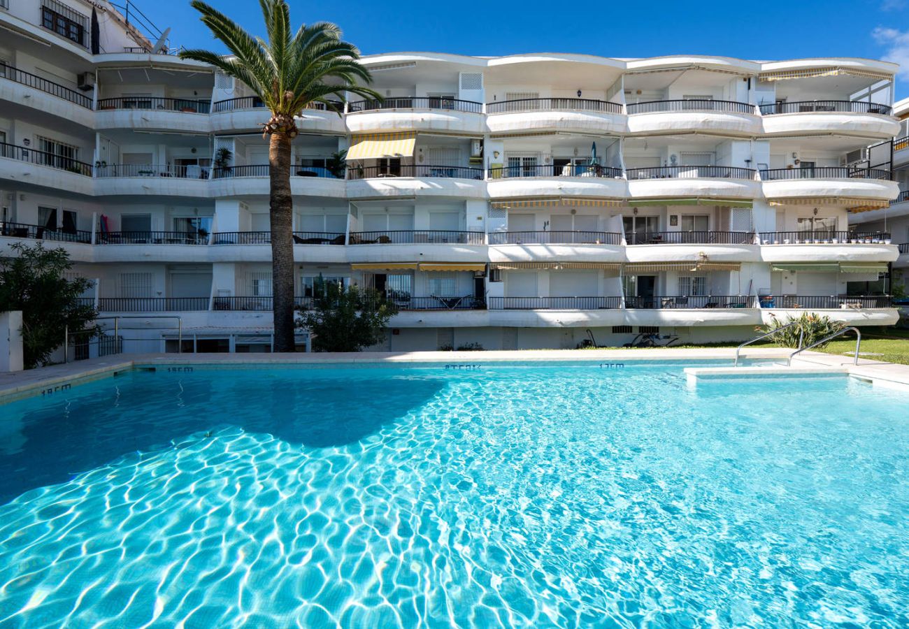 Zonnig zwembad altijd beschikbaar in Acapulco 302 met uitzicht op het gebouw