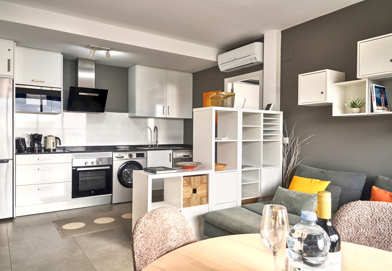 Luxe volledig uitgeruste keuken met oven en vaatwasser in vakantieappartement.