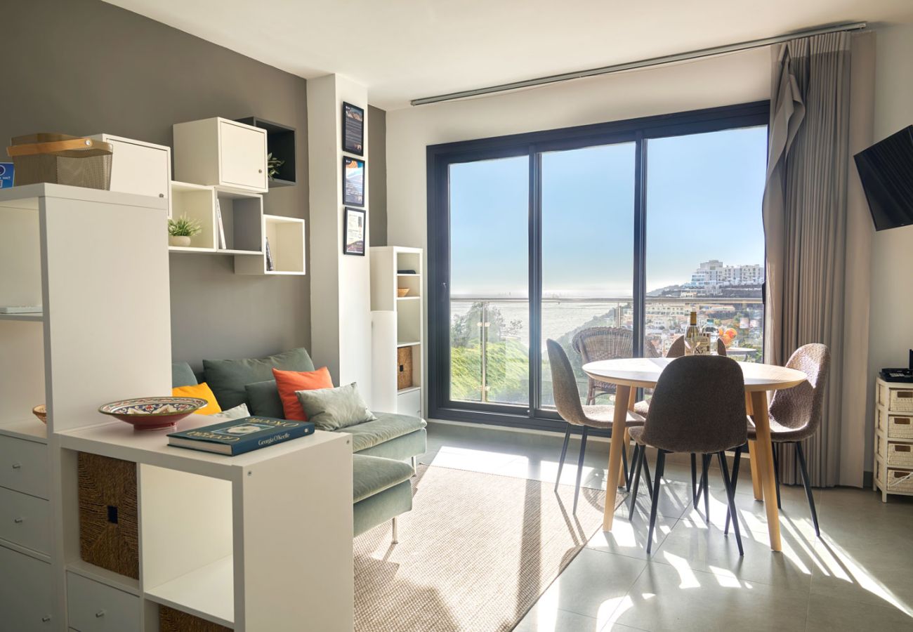 Moderne woonkamer met direct toegang tot het terras en zeezicht in Balcón del Mar Nerja.