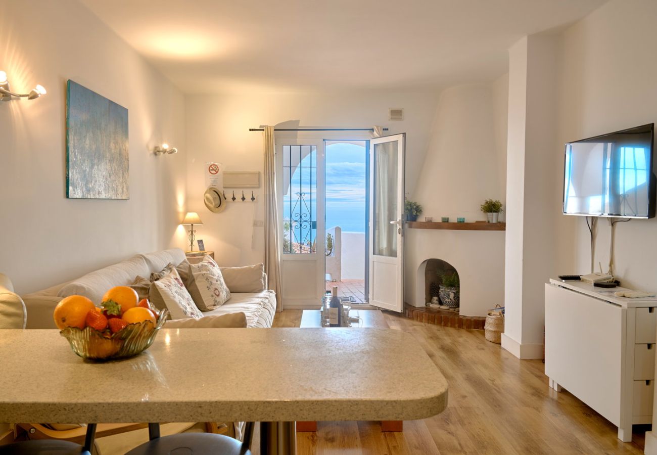 Lichte woonkamer met snelle Wi-Fi en internationale tv-zenders.