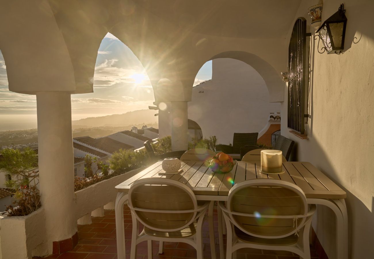 Terras op het zuiden met panoramisch uitzicht op zee in Nerja bij Capuchinos 42.