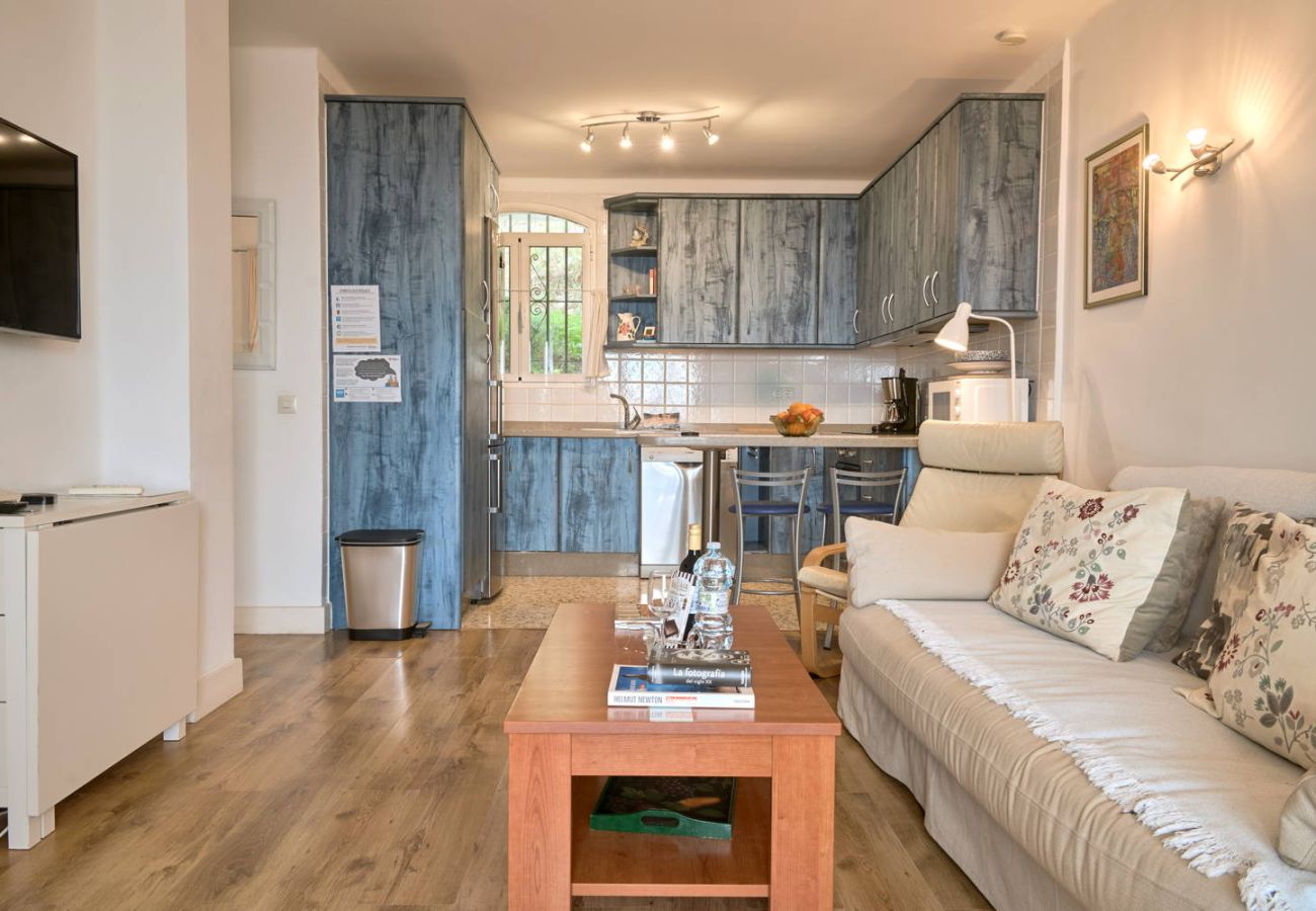 Volledig uitgeruste keuken met vaatwasser en magnetron in Capuchinos 42.