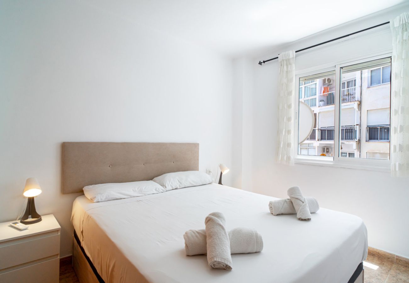 Hoofdslaapkamer met tweepersoonsbed and matras van hoge kwaliteit in Nerja.