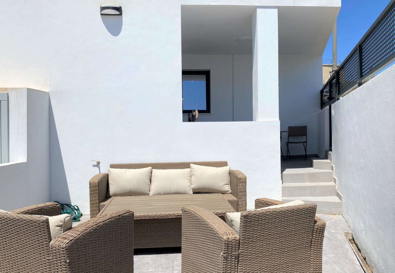 Appartement met twee terrassen in Nerja: tweede privéterras met banken en loungehoek.