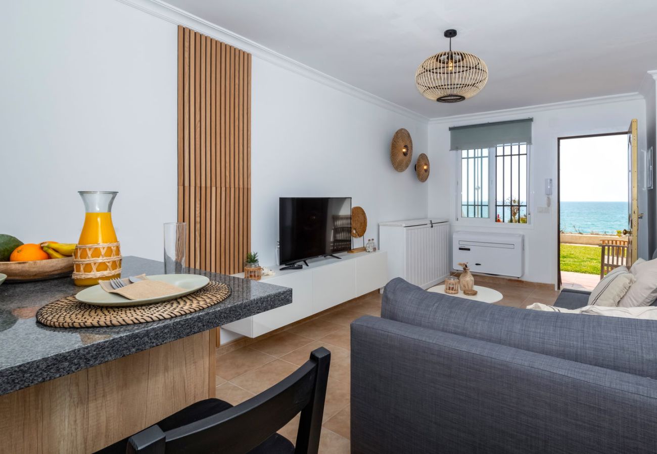 Moderne woonkamer in het Arce-gebouw met direct uitzicht op zee op het strand van Torrecilla in Nerja.