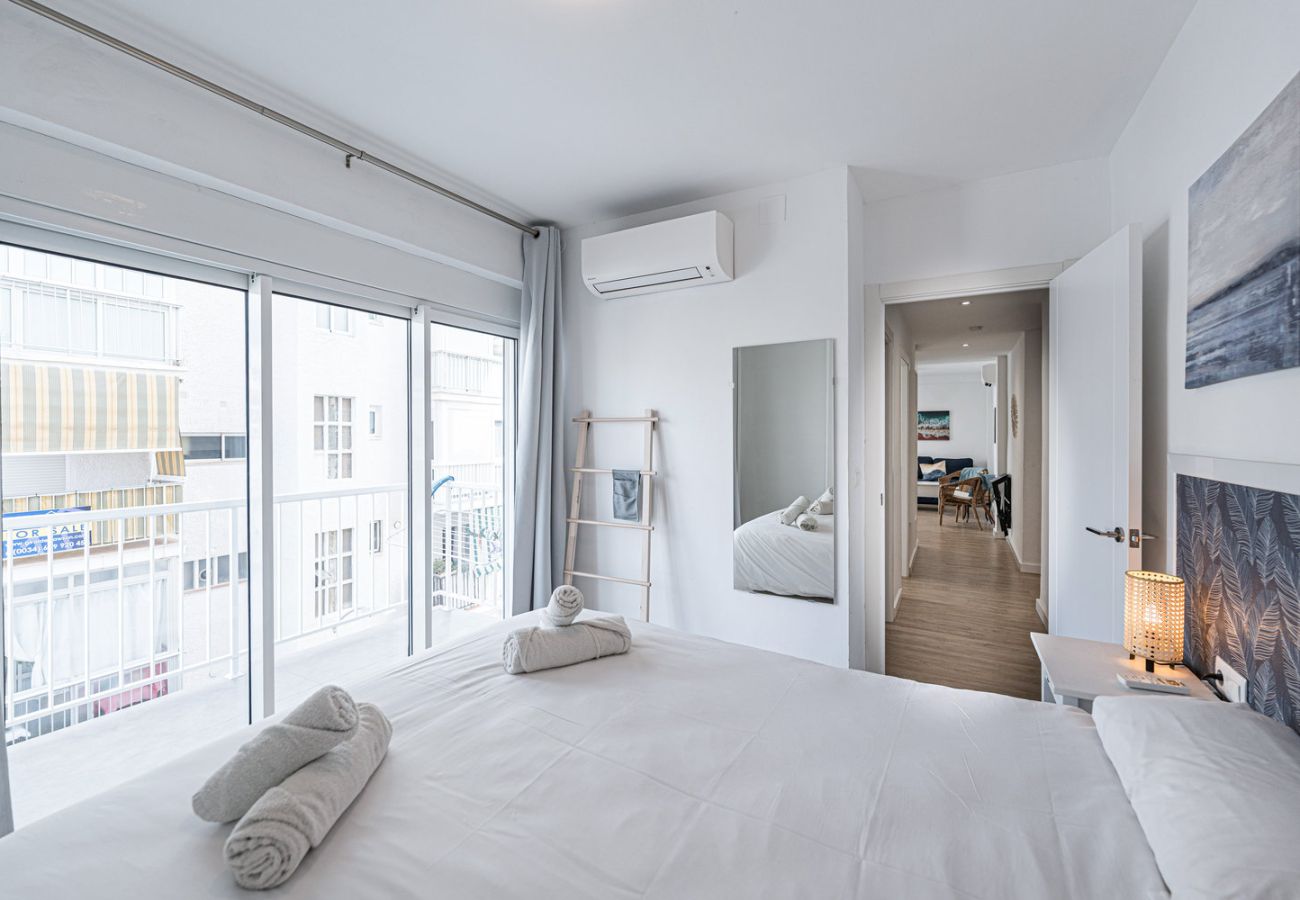 Hoofdslaapkamer met tweepersoonsbed en modern decor in appartement Gaviota 3 Nerja.