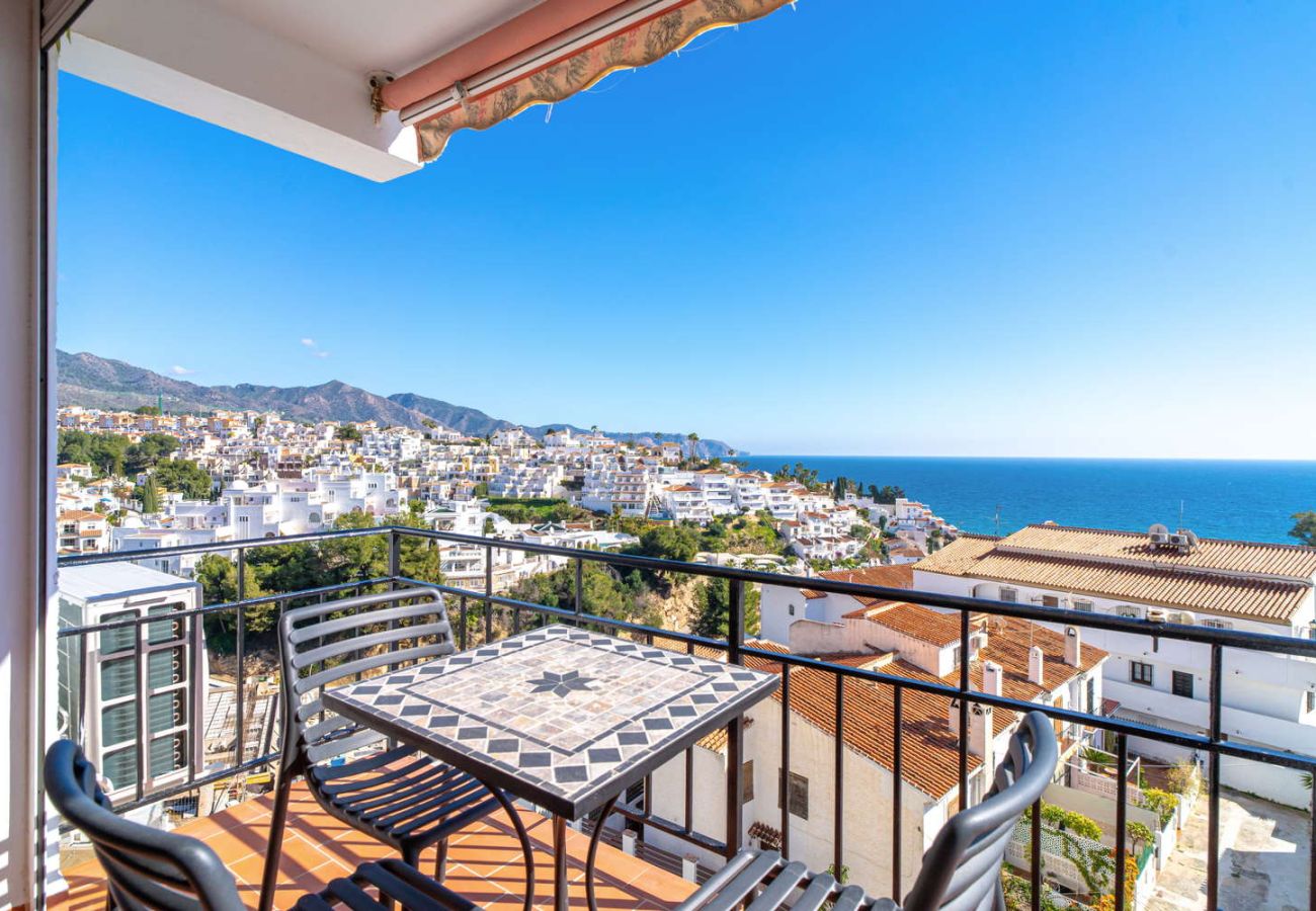 Terras met uitzicht op zee en de bergen in Edificio Miami Nerja