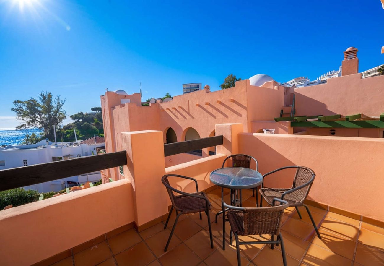 Privéterras met eethoek buiten in Ibn Sadi appartement Nerja.