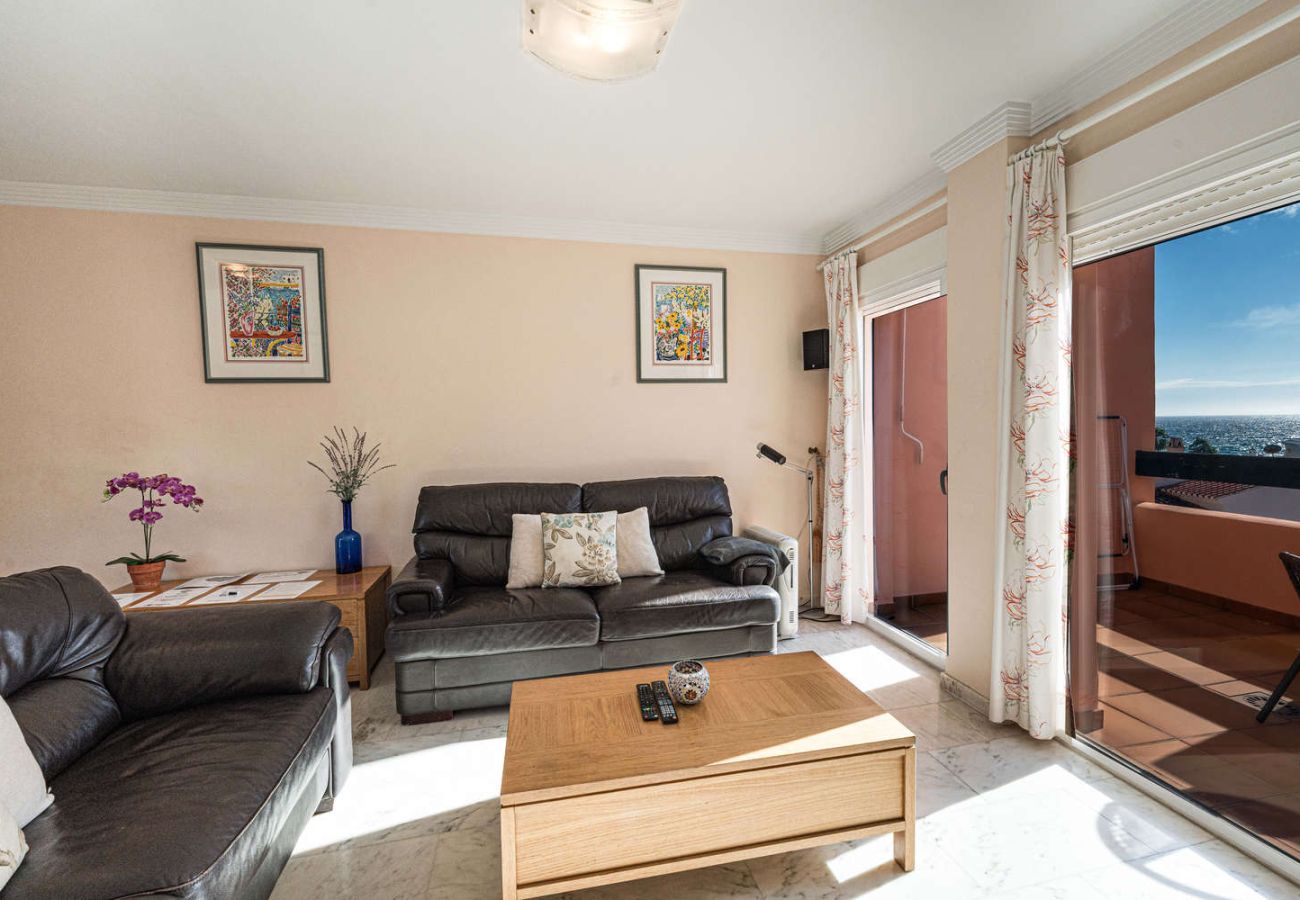 Lichte moderne woonkamer met toegang tot een privébalkon in Nerja.