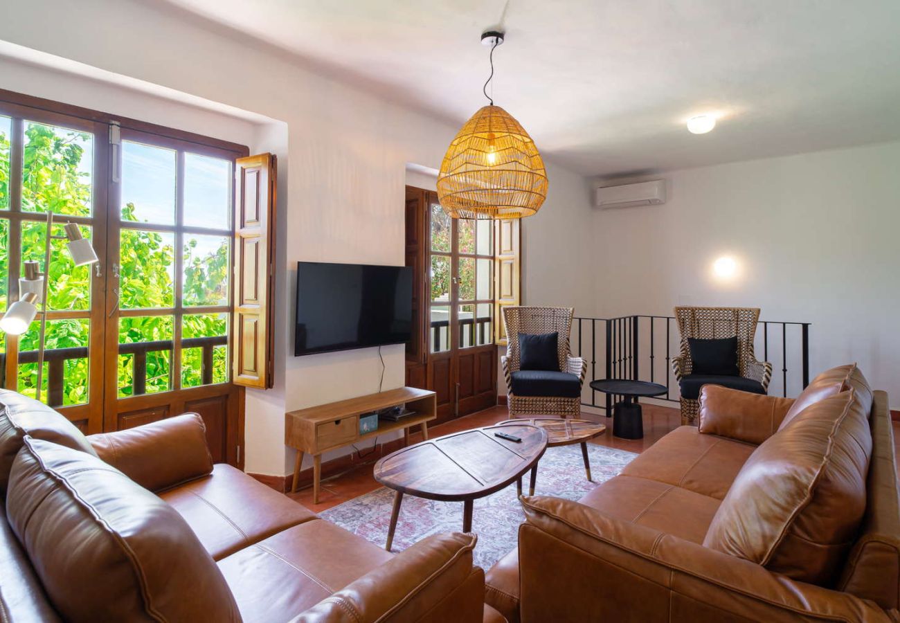 Ruime woonkamer met moderne inrichting en comfortabele banken in Villa Lorca, Nerja.