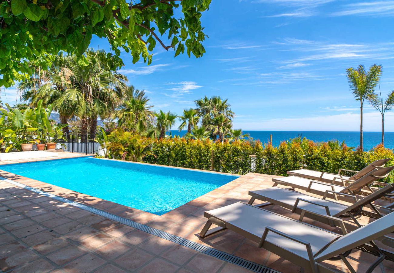 Privézwembad aan zee in Villa Lorca, Nerja.