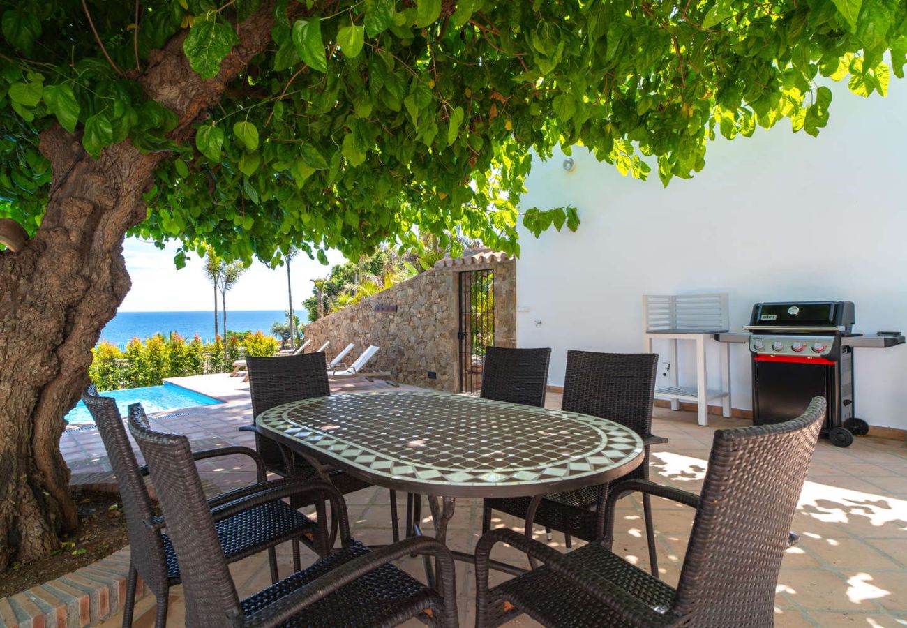 Groot terras van 200 m² met barbecue en zwembad in het centrum van Nerja, Villa Lorca.