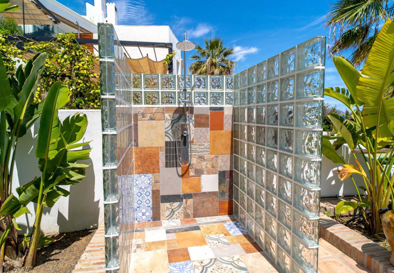 Design douche op het terras van het zwembad van Villa Lorca.