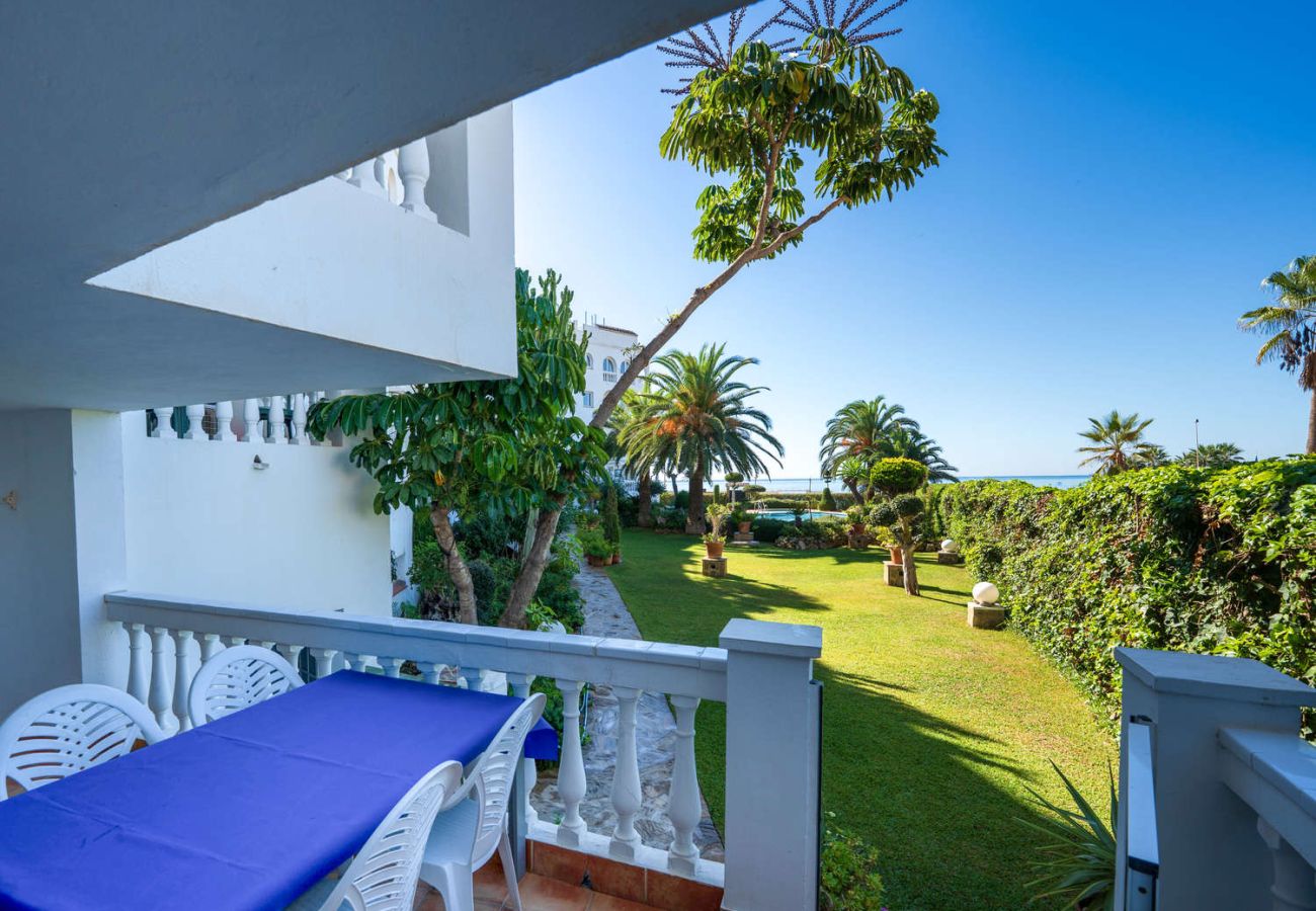 Privéterras met exclusieve directe toegangspoort tot het zwembad en de tuin van het Stella Maris complex