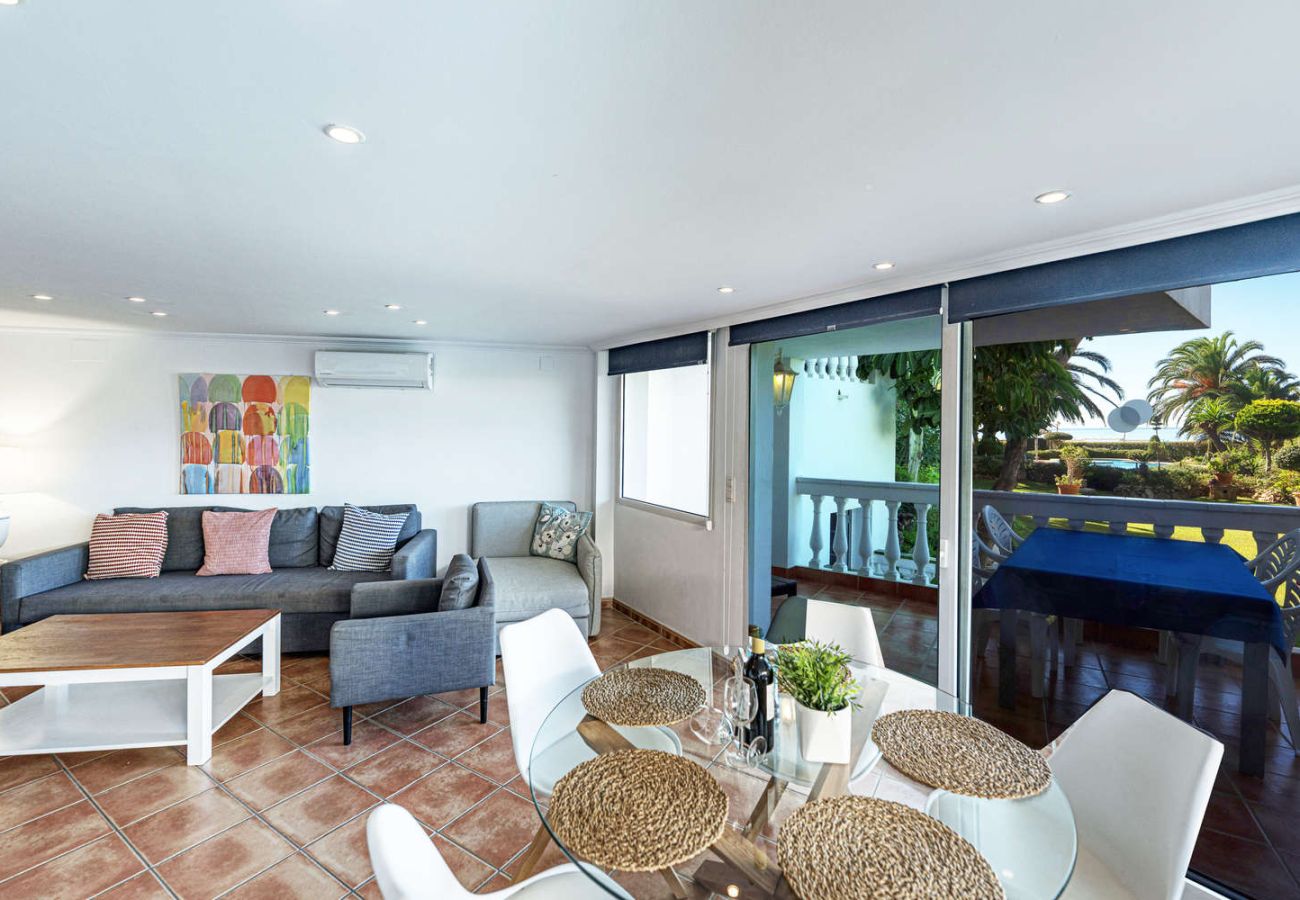 Woonkamer met uitzicht op zee en zwembad via het terras van Stella Maris