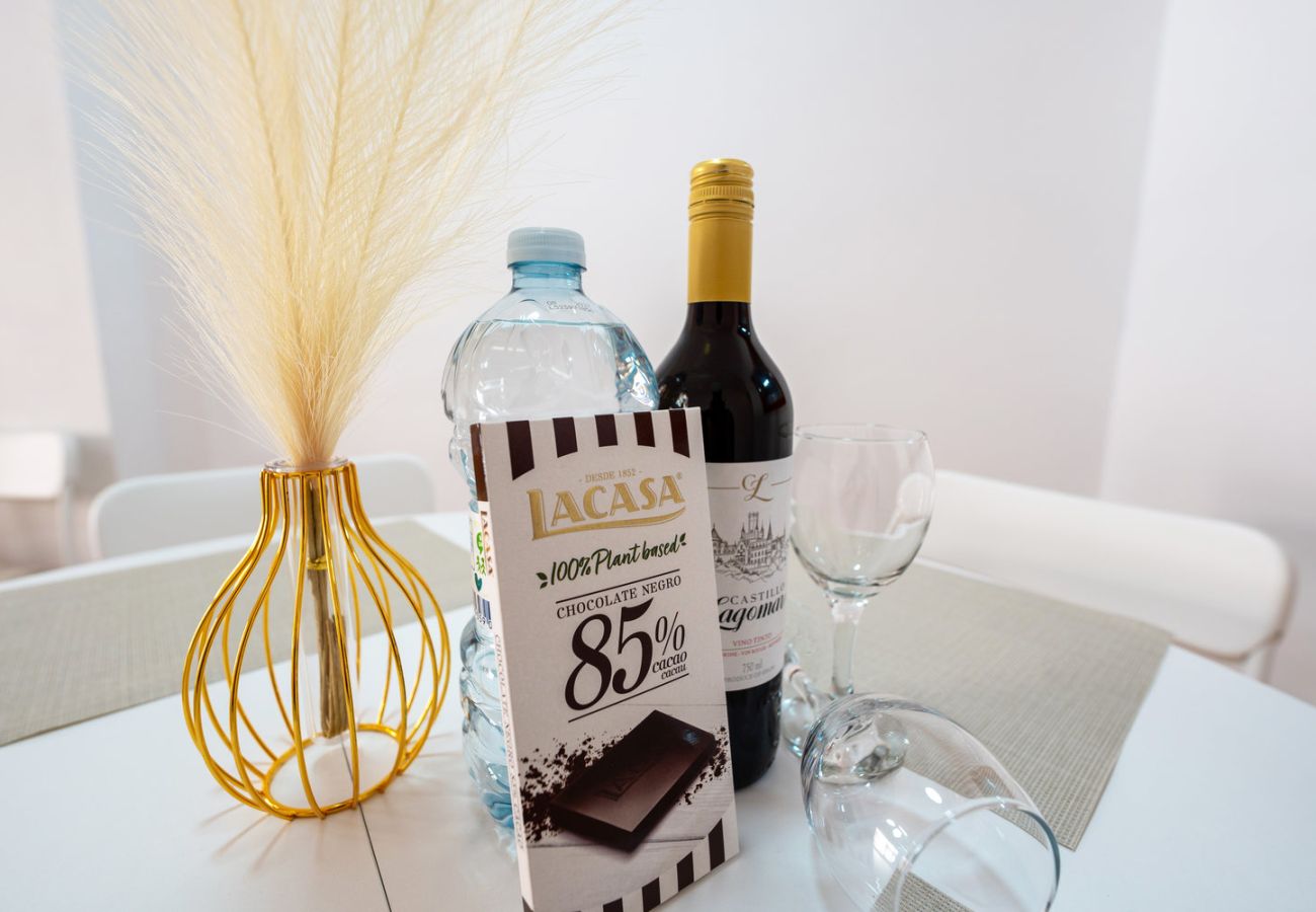 Fles wijn, fles water en gratis chocolade