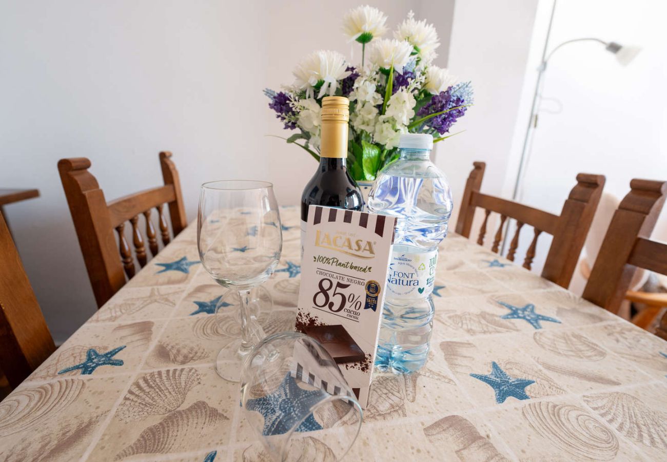 Eethoek met welkomstgeschenk in het appartement in Nerja