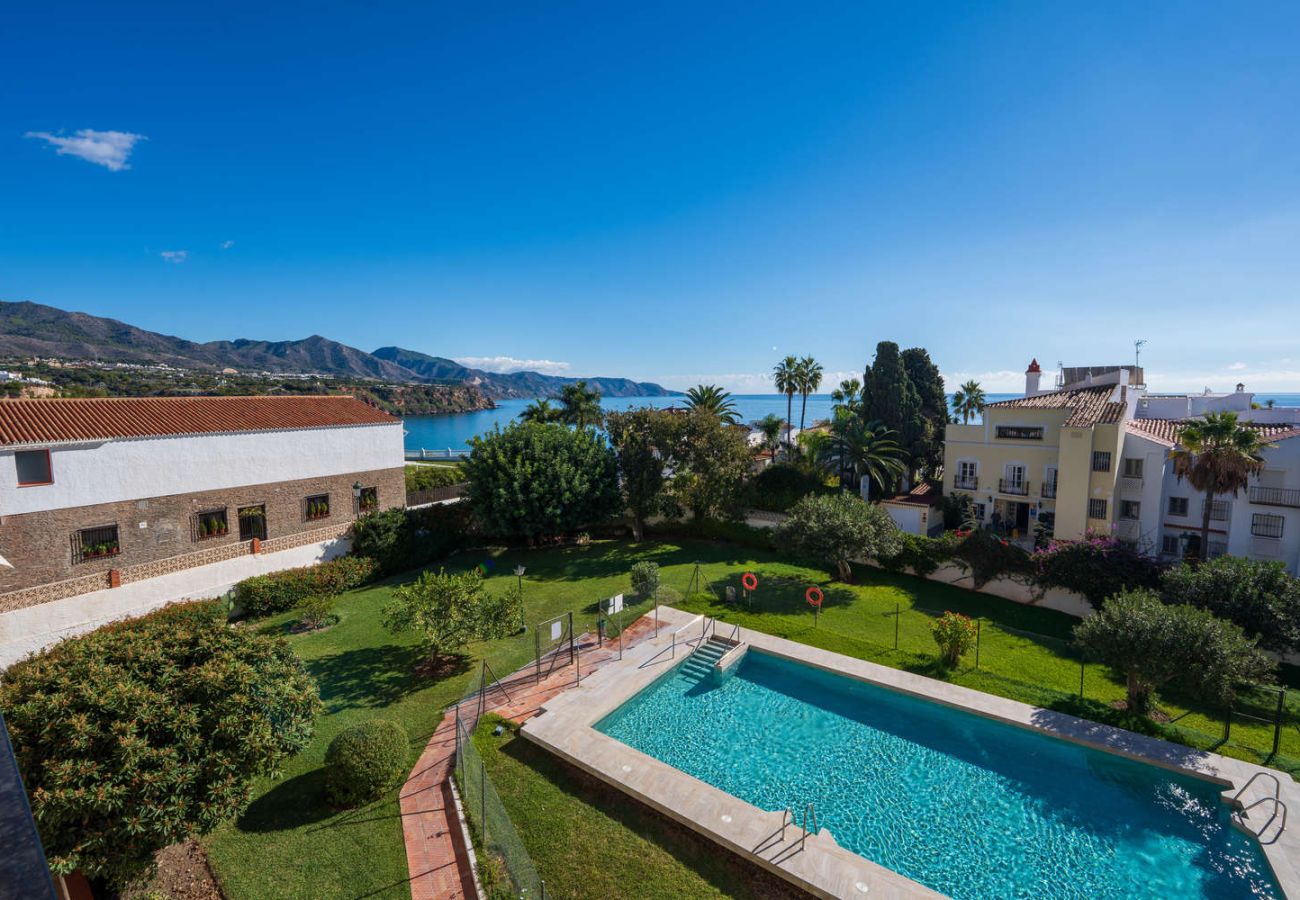Uitzicht op het zwembad en de zee in Nerja vanuit appartement Acapulco 18