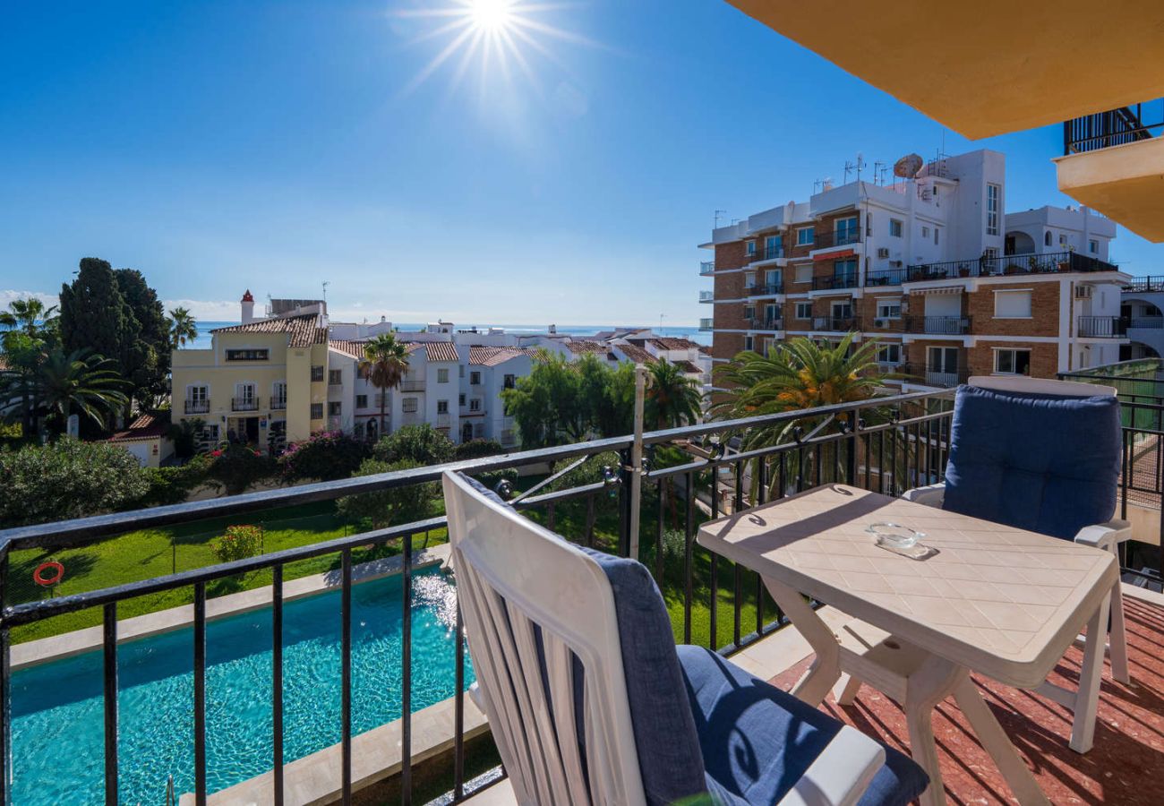 Balkon met uitzicht op zee en ontbijttafel in het Acapulco-gebouw.