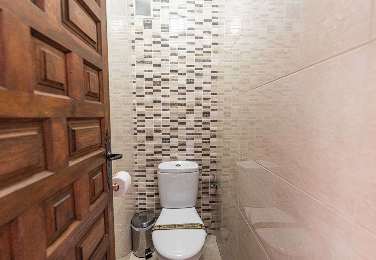 Badkamer van appartement Acapulco 18 met ecologische strip voor sanitaire desinfectie