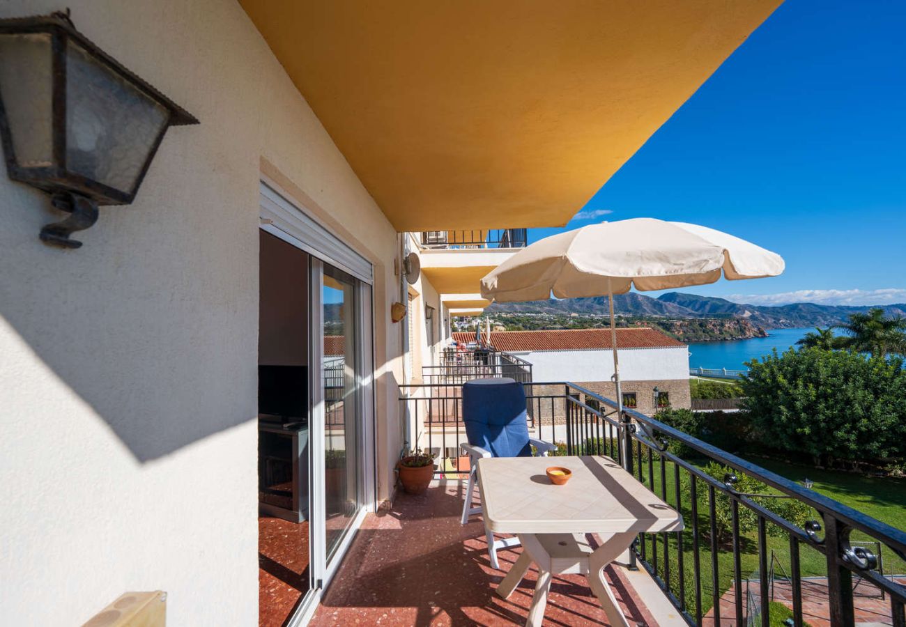 Buitenruimte van het appartement met tafel en panoramisch uitzicht