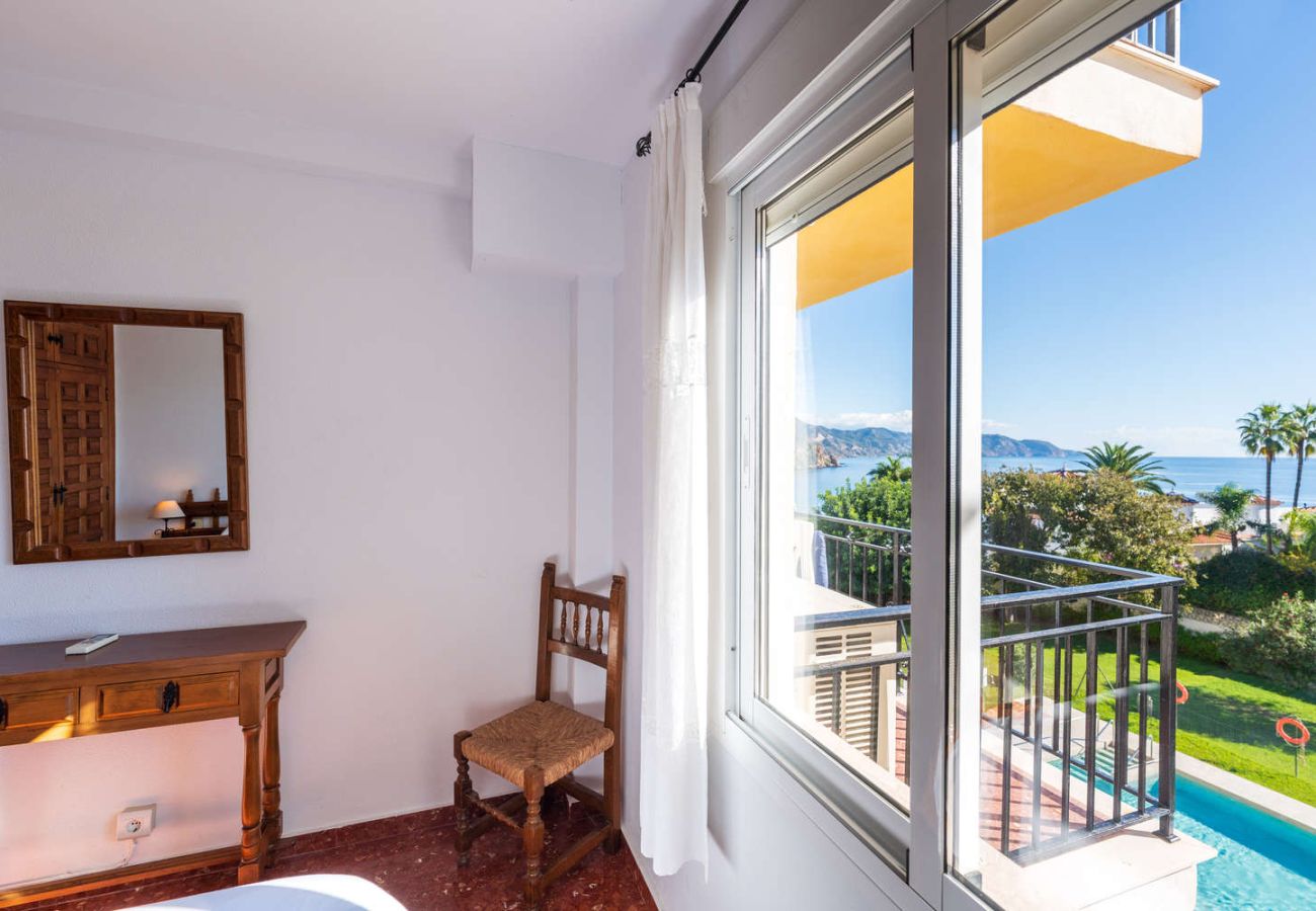 Utsikt över poolen och trädgården från rummet Acapulco 18