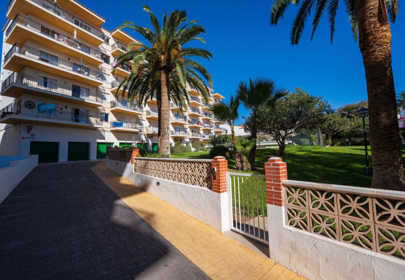 Gebouw Acapulco in de wijk Parador de Nerja, vlakbij het strand