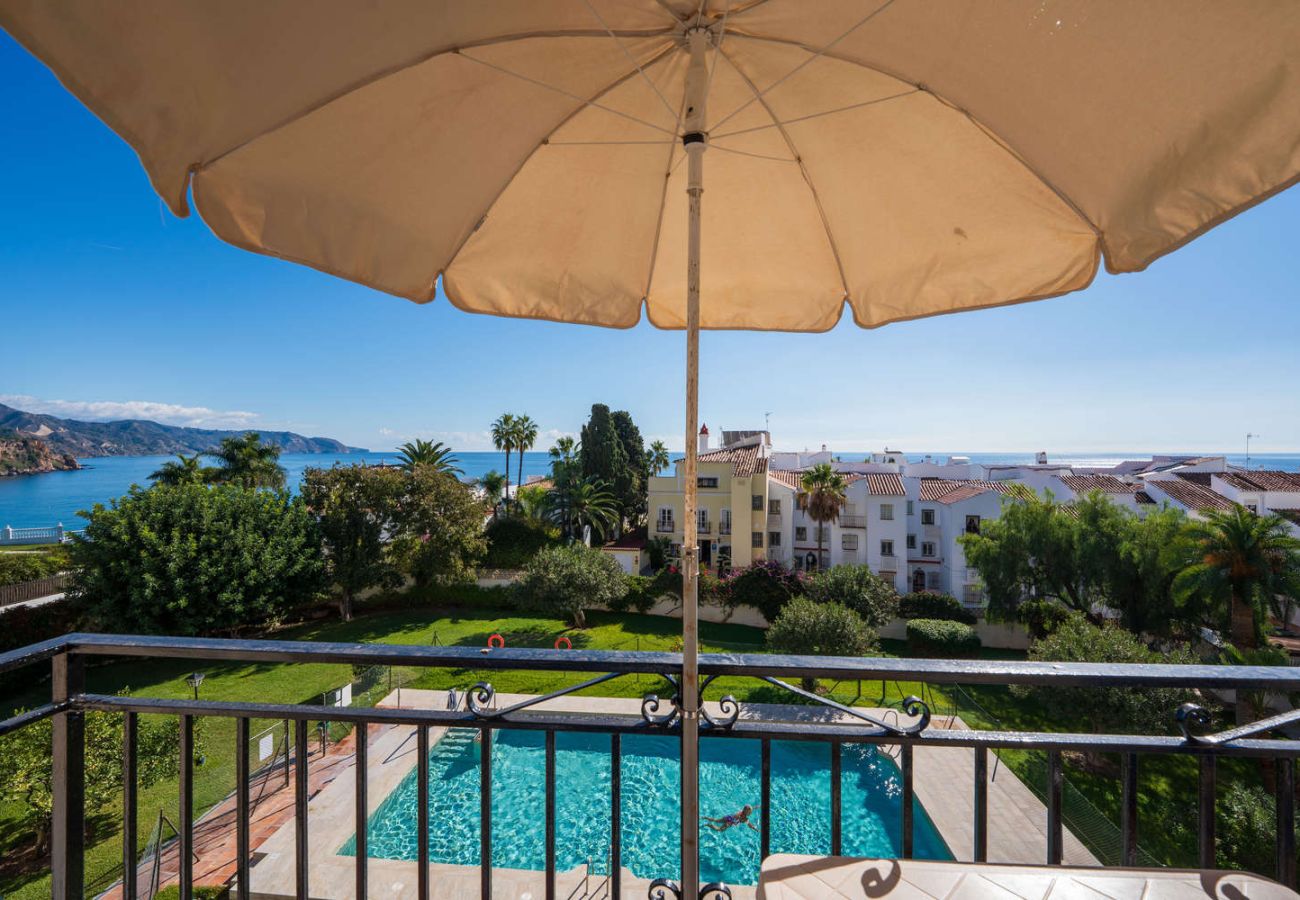 Uitzicht op zee en tuinen vanaf het balkon van het appartement in Nerja