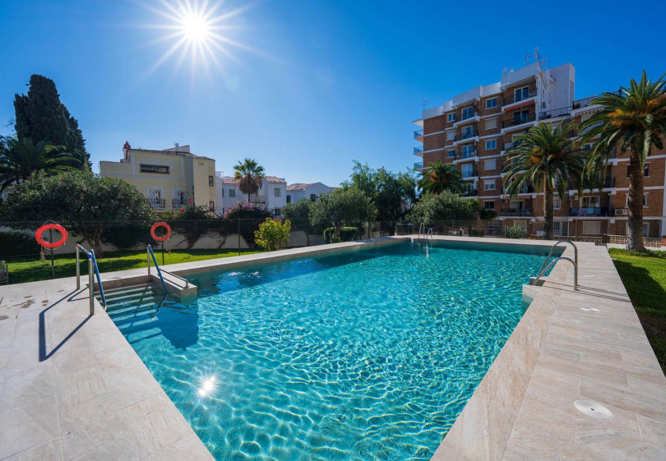 Zwembadzone van Acapulco 18, ideaal om te genieten van de zon in Nerja