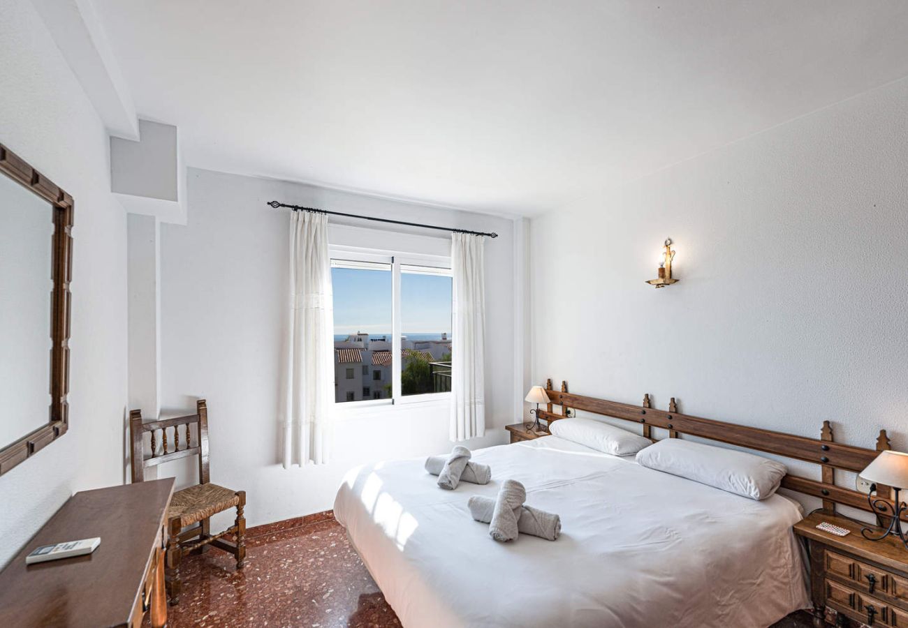 Kamer met tweepersoonsbed en uitzicht op zee in appartement in Nerja