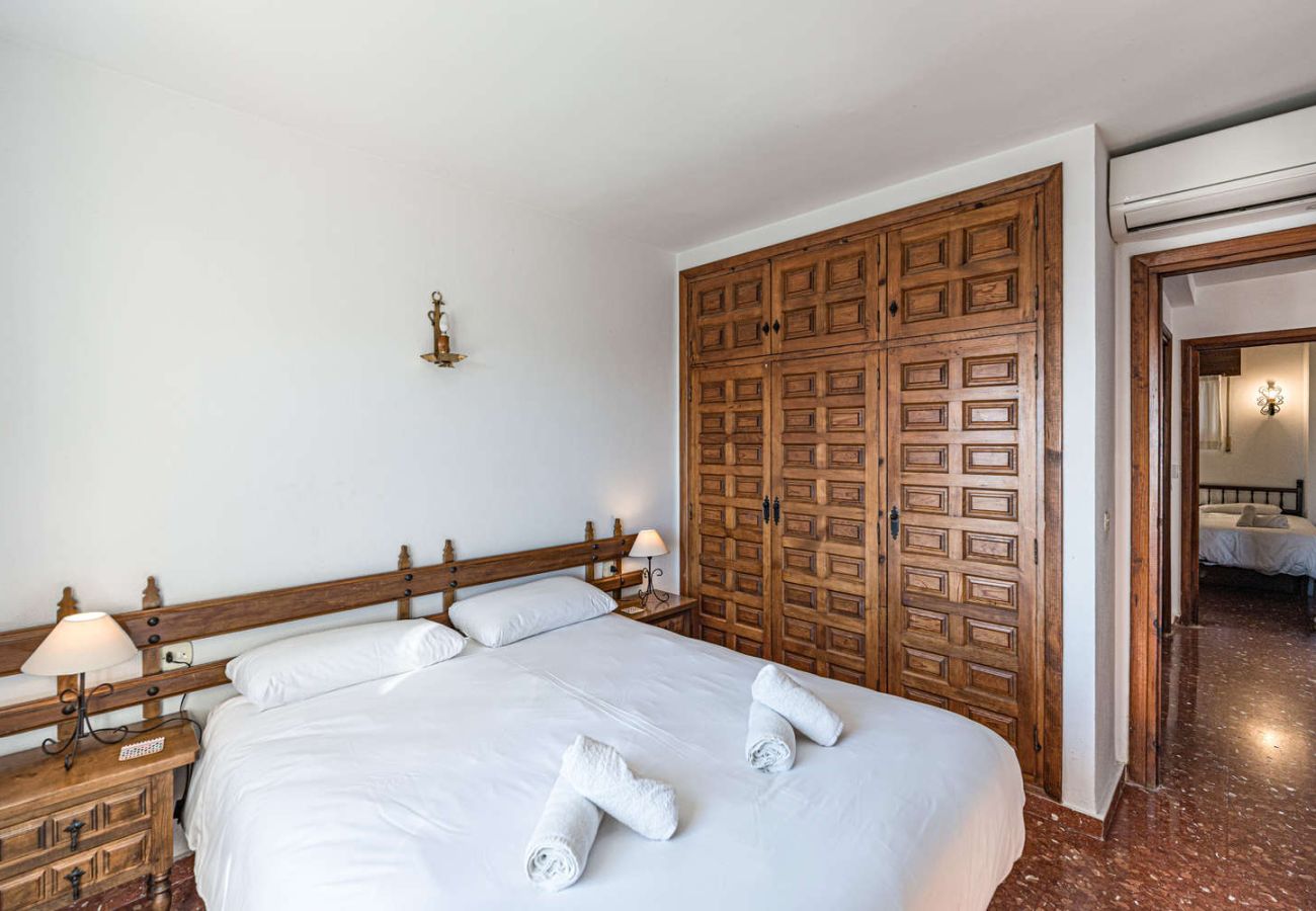 Hoofdslaapkamer van appartement Acapulco 18 met kledingkast en tweepersoonsbed