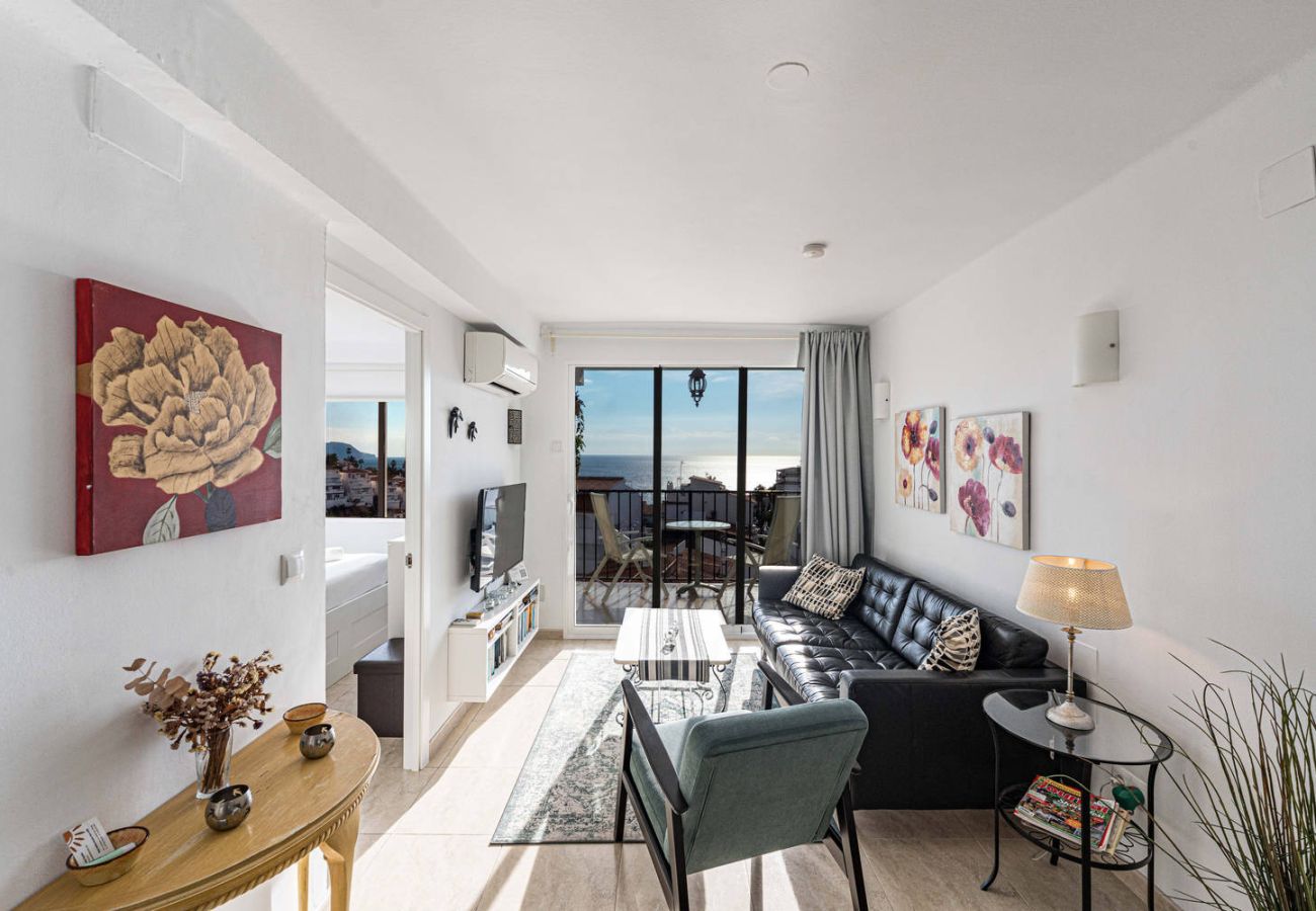 Woonkamer met sofa en tv in appartement in Nerja